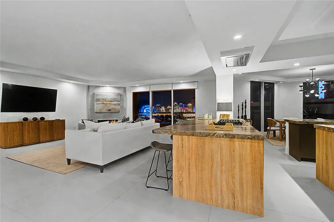 Turnberry Place — Photo 1