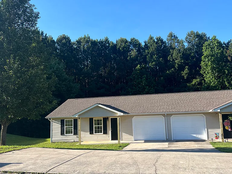 355 Pinewood Dr — Photo 2