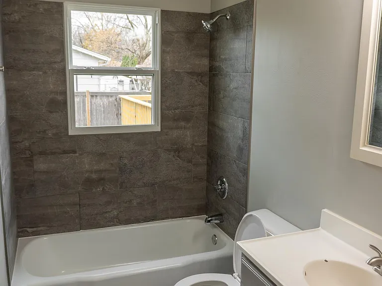 2355 Hawthorne Ct — Photo 5