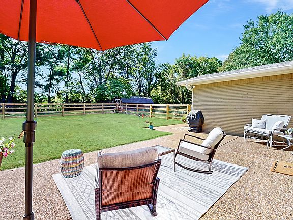 3rd image of 2209 Creekside Ct