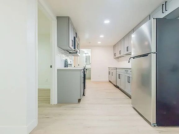 3rd image of 2757 Andreo Ave #10