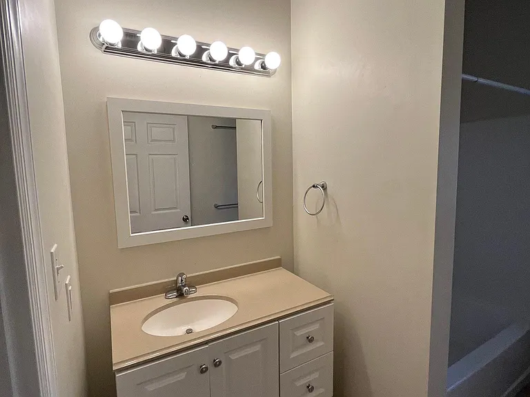516 E Chestnut St #6 — Photo 8