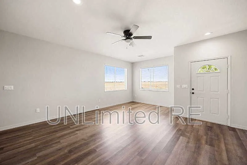 3 bed, 2.0 bath, 1600 sqft, $1,800 — Photo 4