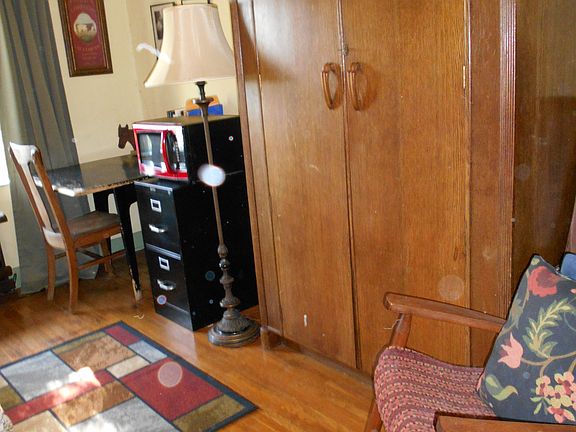 Please note that the microwave has been removed. I can probably replace it if needed. There's one in the shared kitchen.