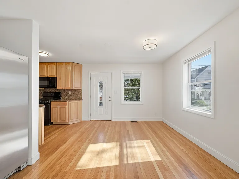 87 Floral St #1 — Photo 6