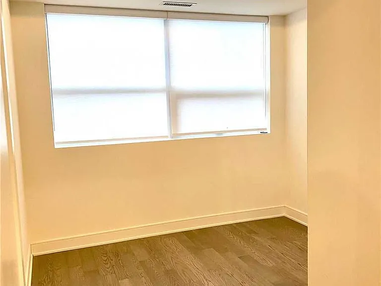 1575 Lakeshore Rd W #335 — Photo 12