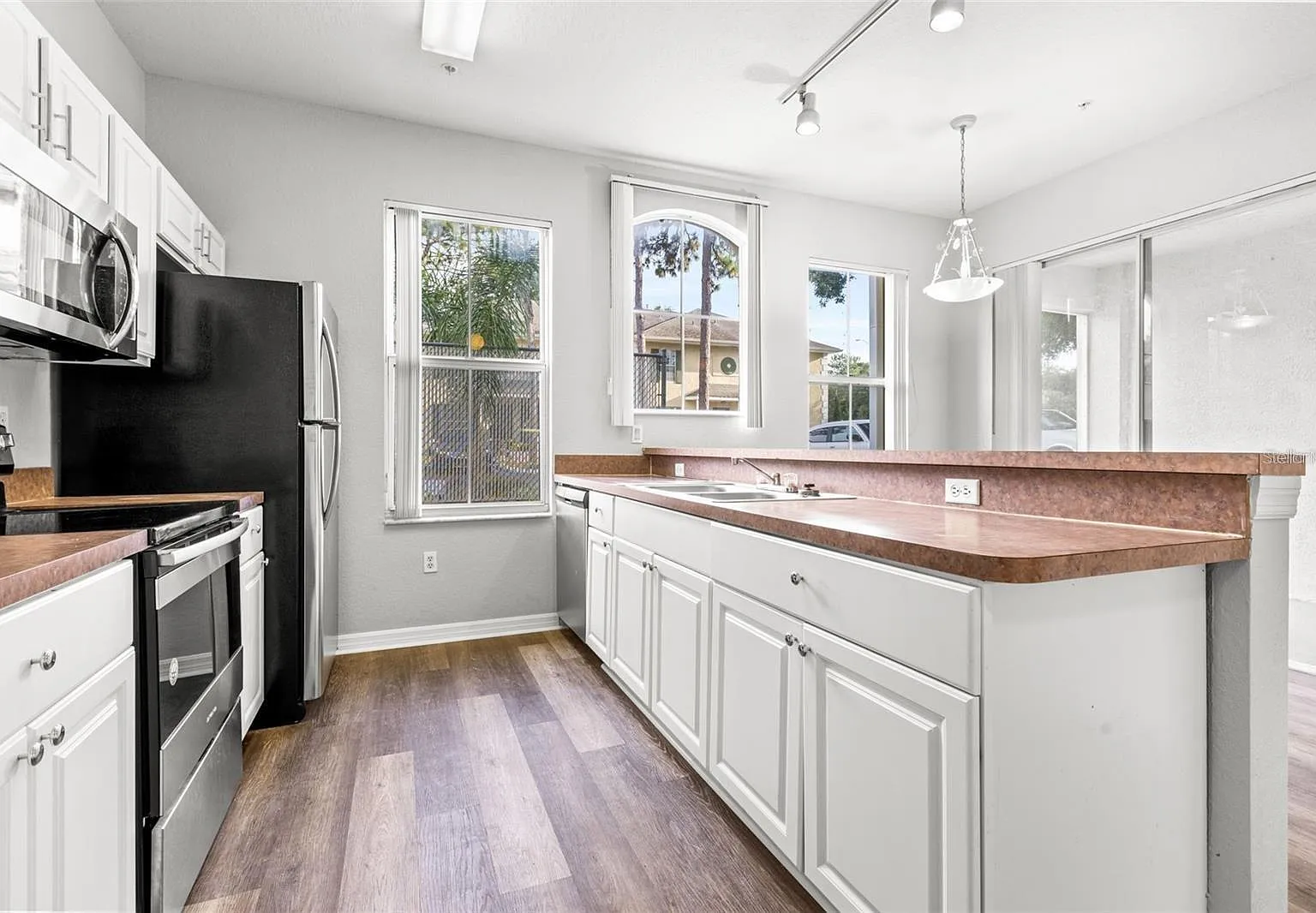 3 bed, 3.5 bath, 1844 sqft, $2,175 — Photo 4
