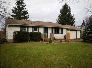 38 Sandbury Dr, Pittsford, NY 14534