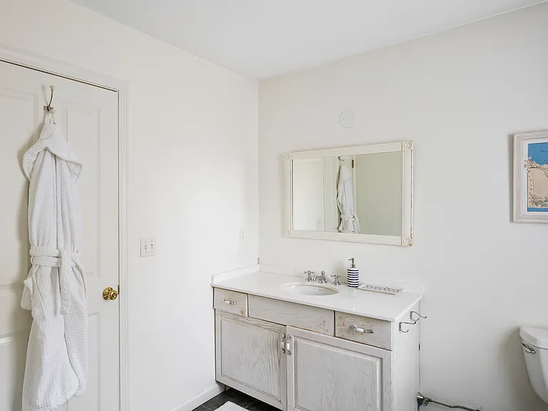 156 N Main St — Photo 16