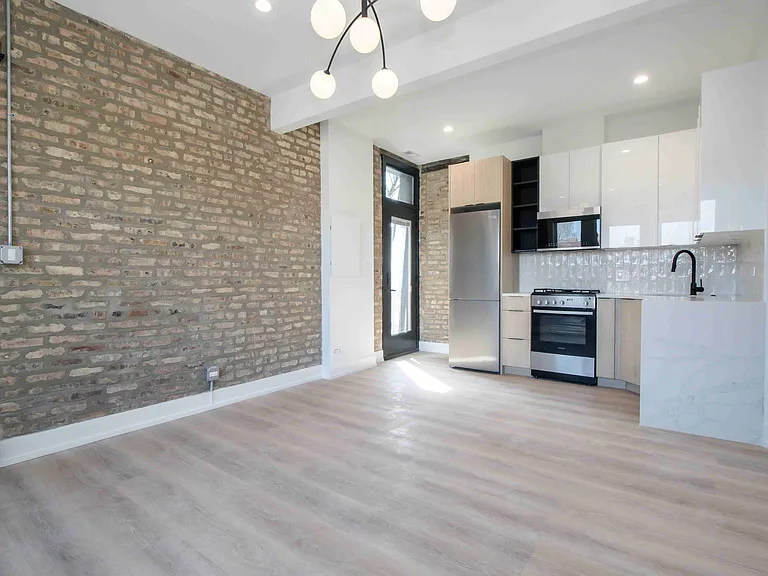1039 W Byron St #2 — Photo 3