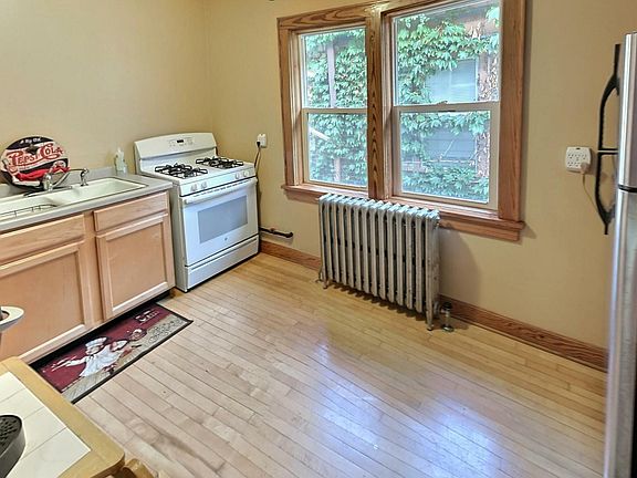 4th image of 914 E Brady St Unit 2