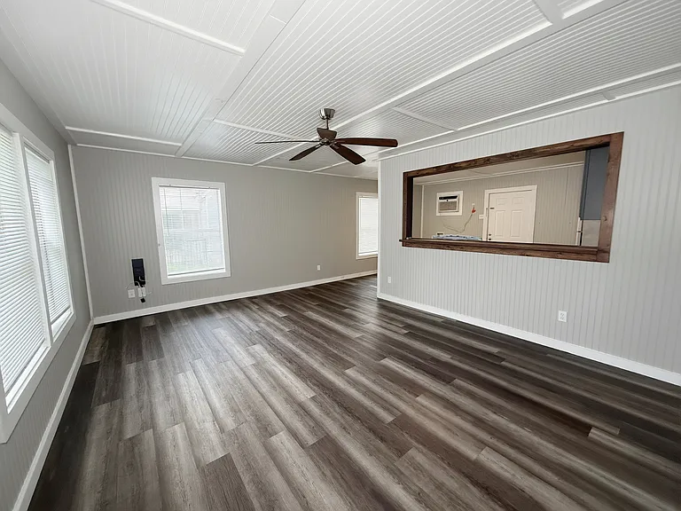 1016 W Crawford St — Photo 2