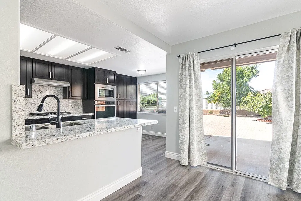 3 bed, 2.5 bath, 1700 sqft, $3,200 — Photo 2