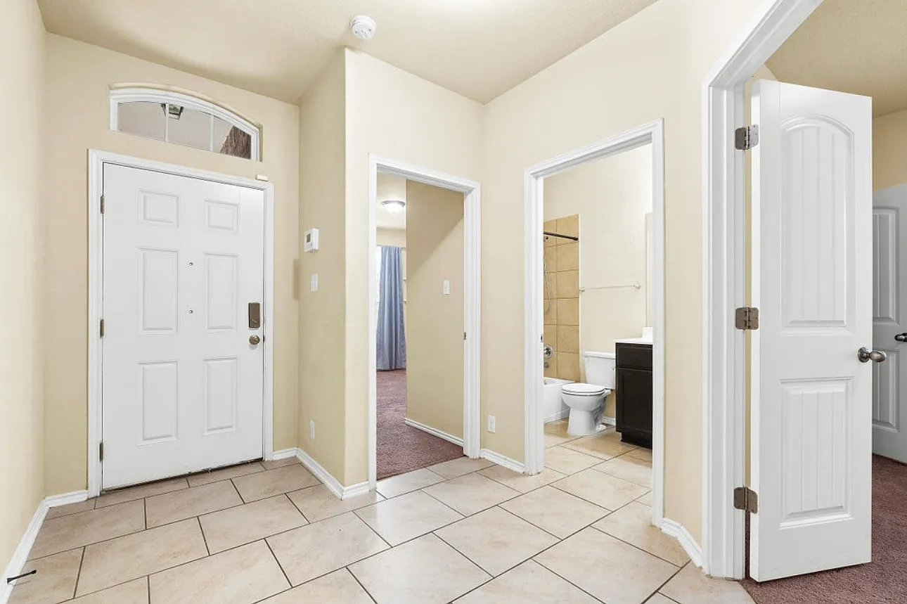 4 bed, 2216 sqft, $2,300 — Photo 2