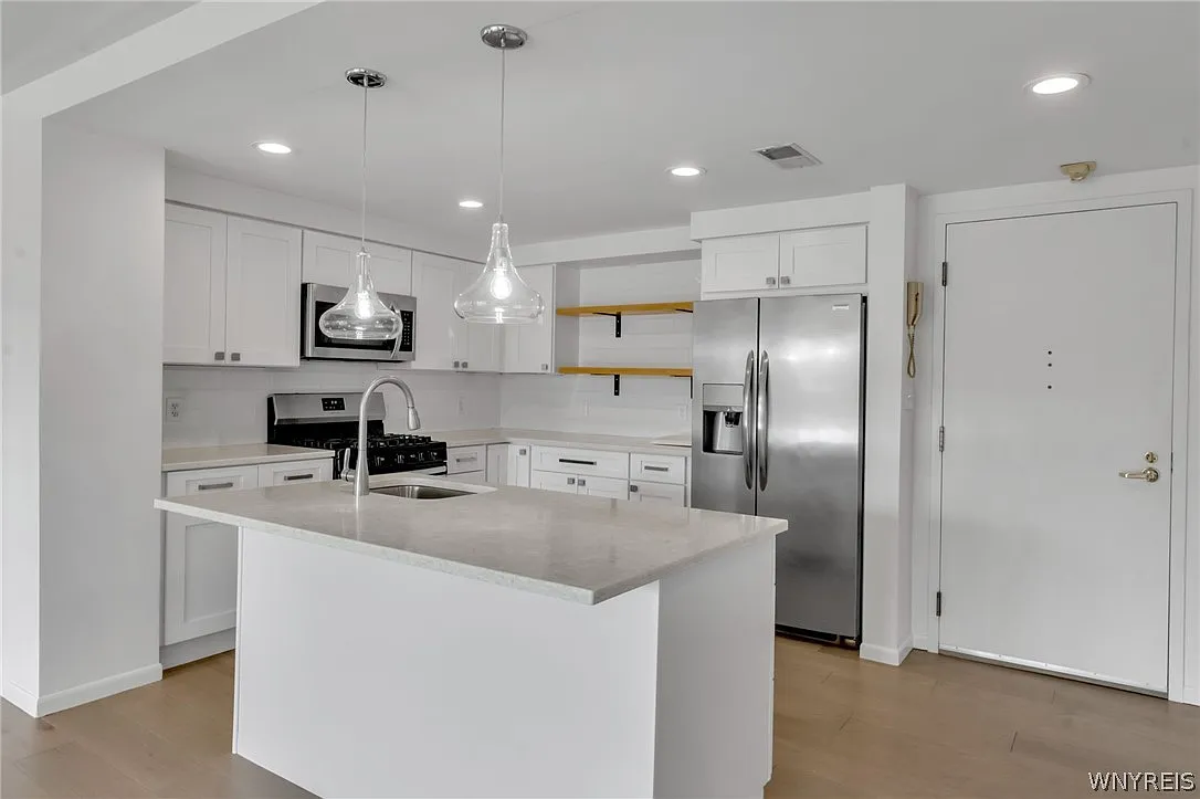 1 bed, 1.0 bath, 1110 sqft, $2,500 — Photo 2