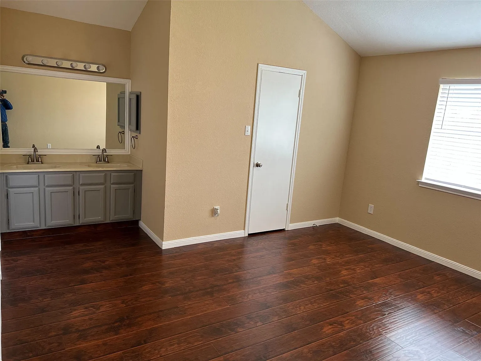 4 bed, 2.0 bath, 1858 sqft, $2,400 — Photo 4
