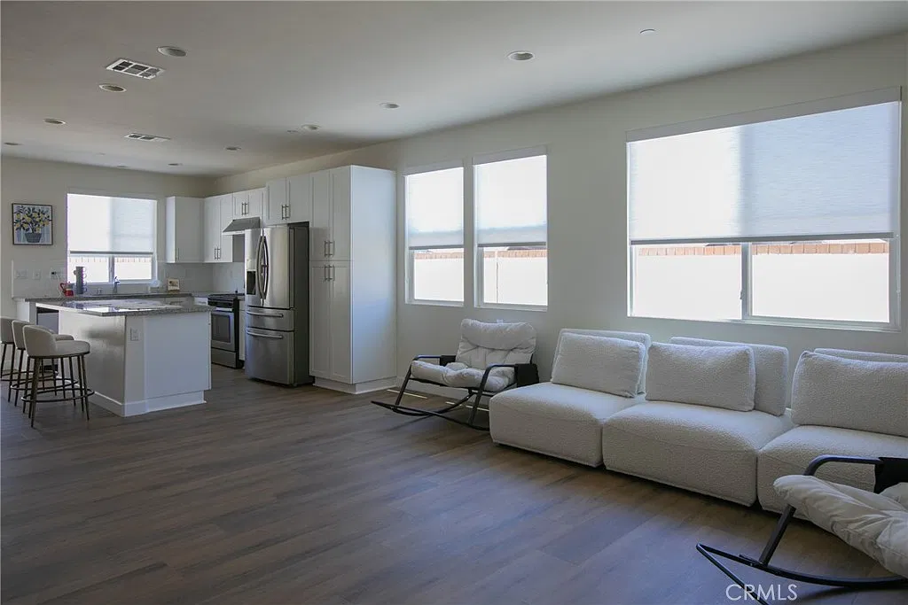 4 bed, 2254 sqft, $4,577 — Photo 3