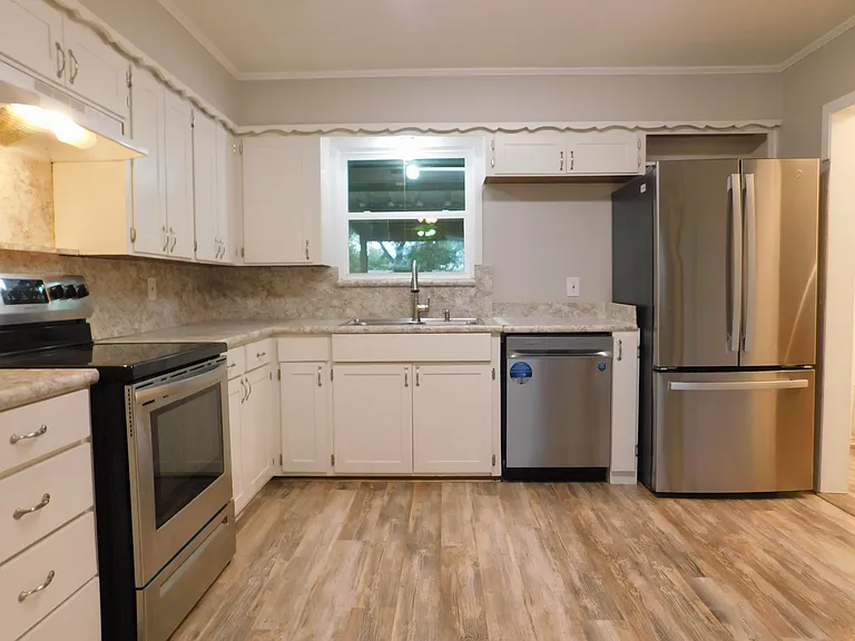 325 W Jones St — Photo 10