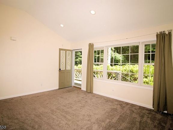4th image of 7 Robin Hood Ln