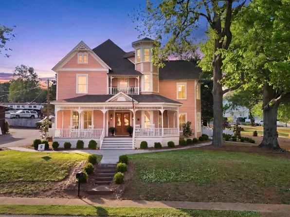 320 Blount Ave, Guntersville, AL 35976