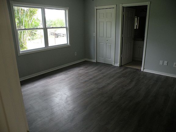 4th image of 981 SW Janette Ave