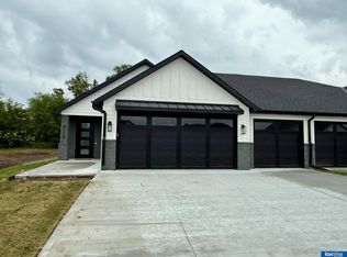 9124 Hillcrest Trl, Lincoln, NE 68520