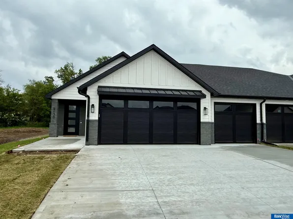 9118 Hillcrest Trl, Lincoln, NE 68520