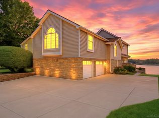 3160 Lexington Rd, Waterford, MI 48328