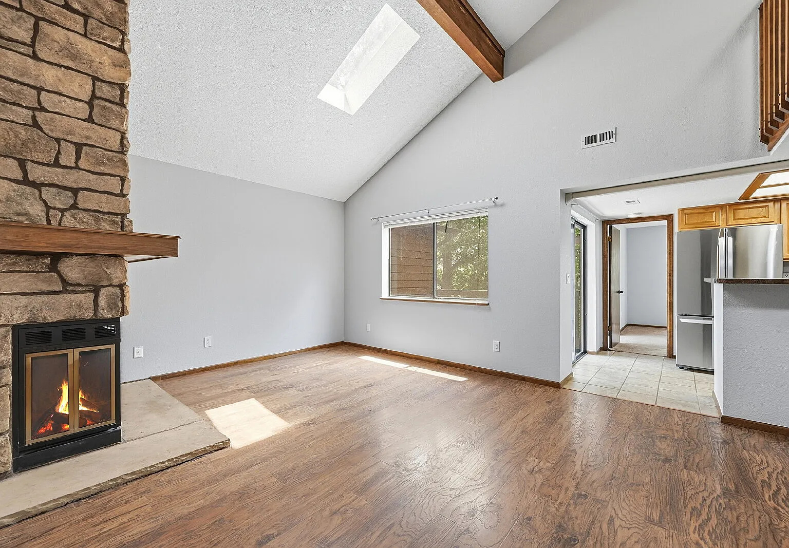 3 bed, 2.0 bath, 1224 sqft, $2,596 — Photo 2