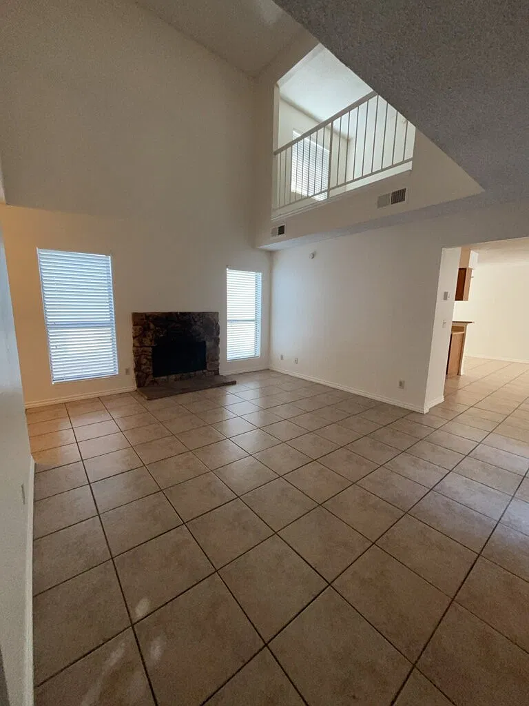 3 bed, 2.5 bath, 1747 sqft, $1,835 — Photo 2