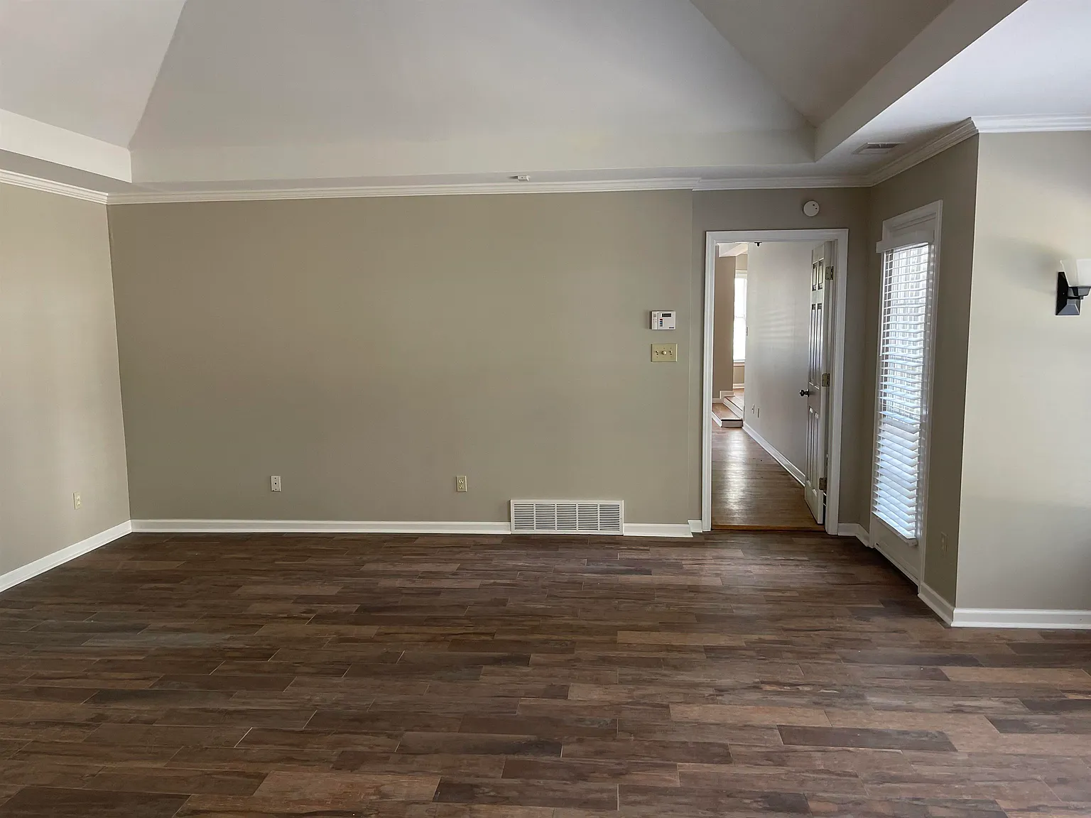 4 bed, 4.0 bath, 2590 sqft, $3,300 — Photo 4