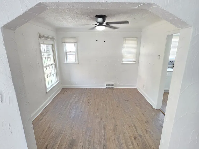 15841 Steel St — Photo 10