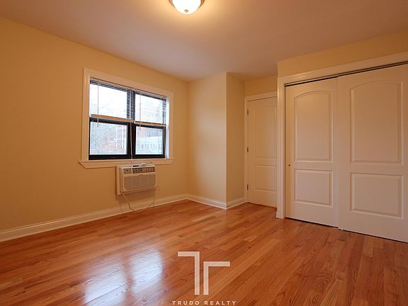 4th image of 445 W Barry Ave #000