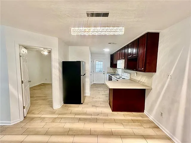 3 bed, 1.0 bath, 900 sqft, $1,350 — Photo 2