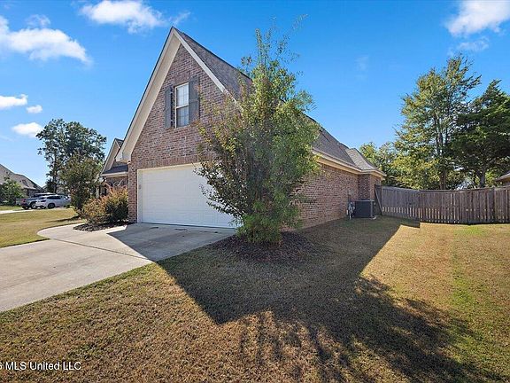 2nd image of 152 Sweetbriar Cir