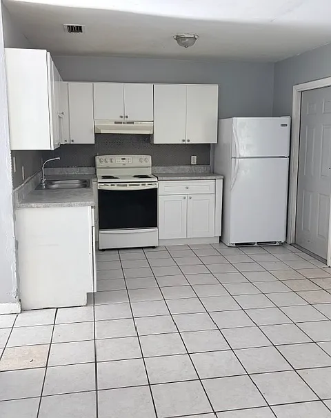 2 bed, 700 sqft, $1,300 — Photo 2