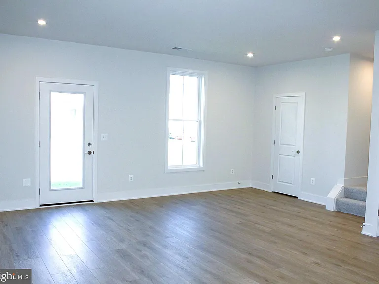 139 Heyford Dr — Photo 7