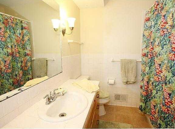 2nd image of 2001 E 125th St
