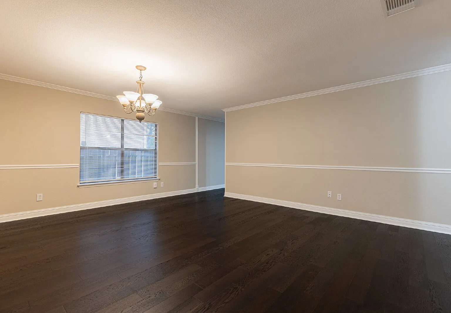 3 bed, 2.0 bath, 1620 sqft, $1,800 — Photo 3