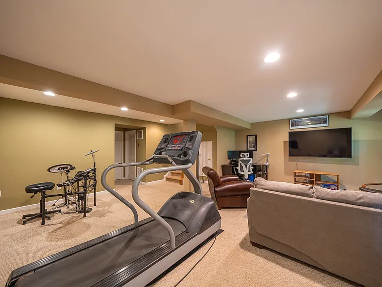 748 McCardle Dr — Photo 32
