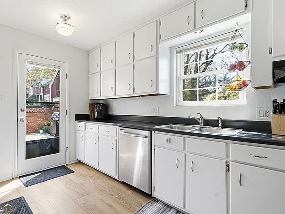 5th image of 232 Adair St