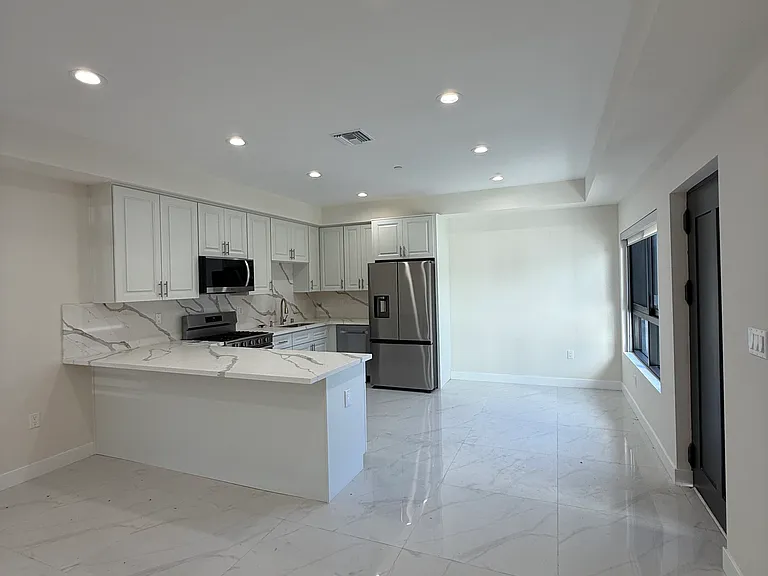 2215 N Naomi St #101 — Photo 4