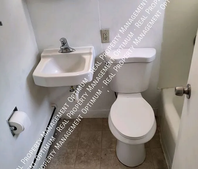 806 W 5th St #20 — Photo 9