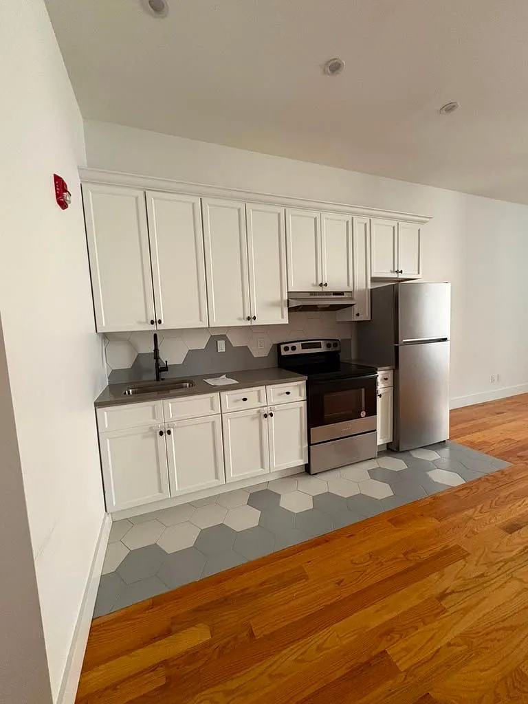 1 bed, 1.0 bath, $2,400 — Photo 2