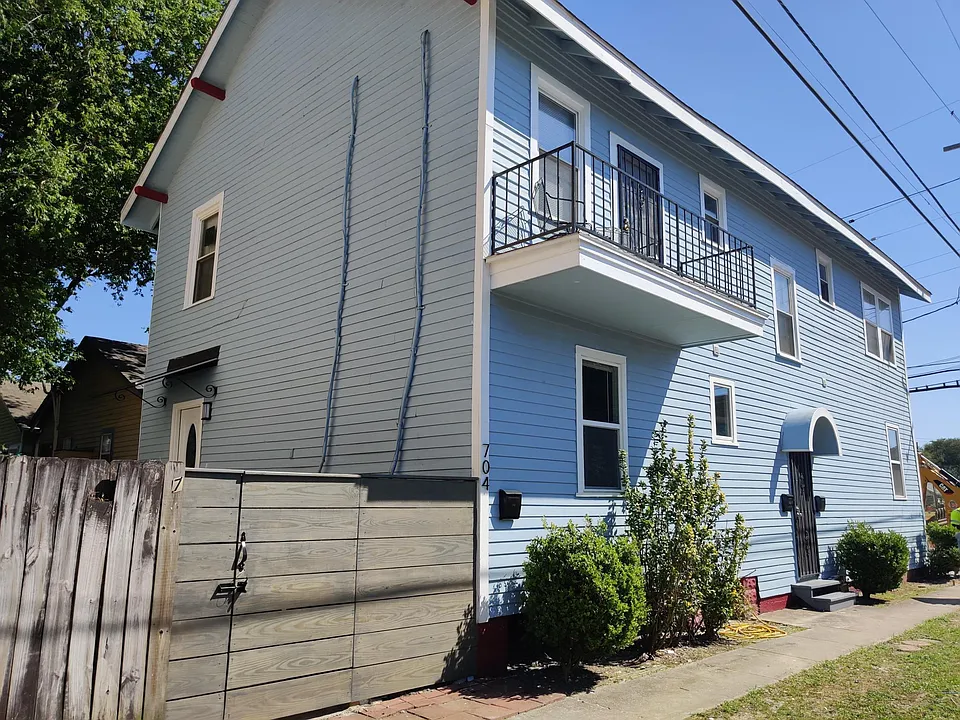 704 N Rendon St