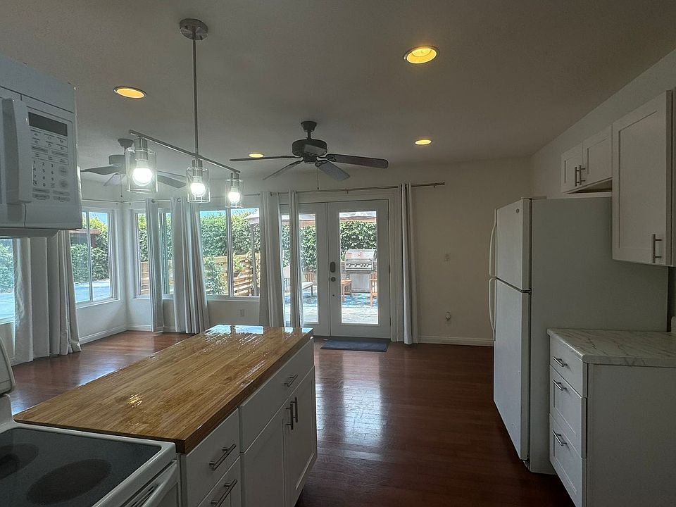kitchen to entry