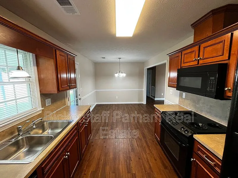 3 bed, 2.0 bath, 1236 sqft, $1,600 — Photo 3