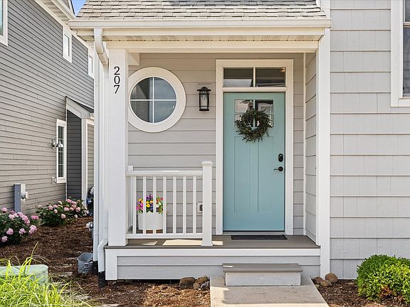 3rd image of 207 Leeward Way