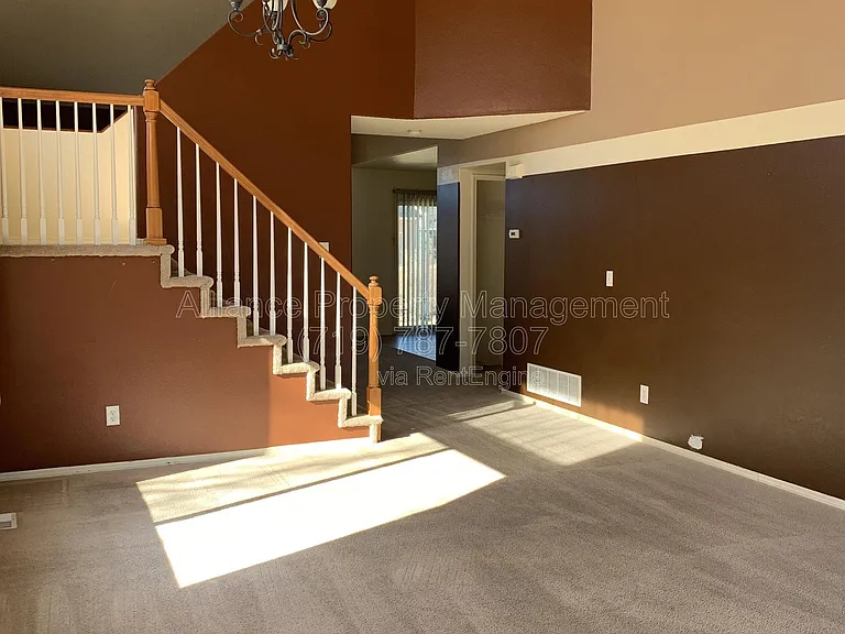 212 Oxbow Dr — Photo 3