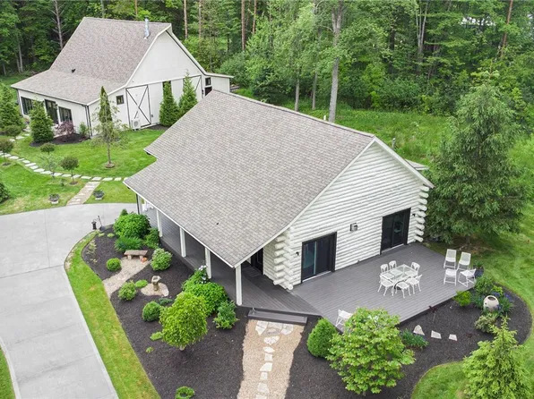 7090 Country Ln, Chagrin Falls, OH 44023